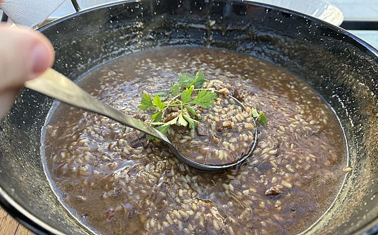 Imagen principal - Arroz con carrillada, huevos con atún y patatas y chuletón 