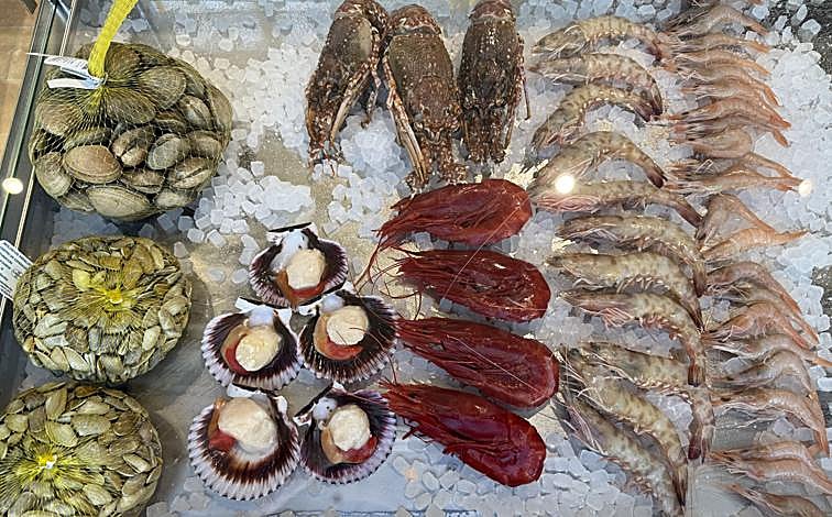 Imagen principal - Expositor de mariscos y pescados, parillada de marisco y navajas