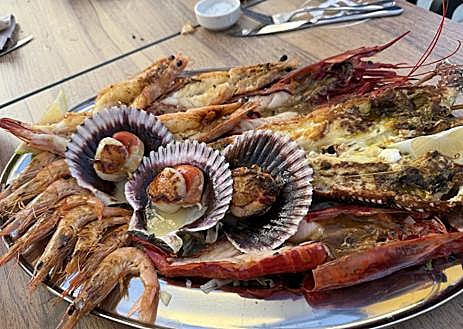 Imagen secundaria 1 - Expositor de mariscos y pescados, parillada de marisco y navajas