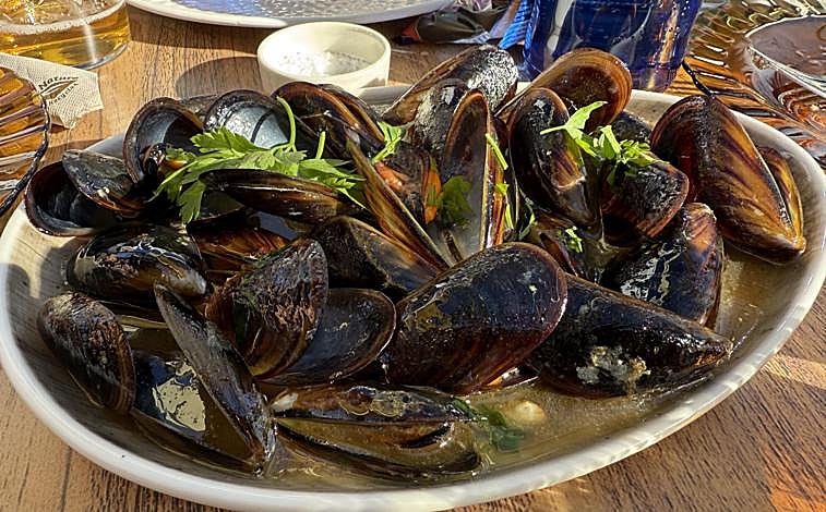 Imagen principal - Mejillones, papas aliñás y ensaladilla