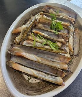 Imagen secundaria 2 - Expositor de mariscos y pescados, parillada de marisco y navajas