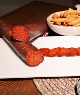 Imagen secundaria 2 - Algunas imágenes de la Fiesta de la Matanza de la pasada edición y embutido de Embutidos y Jamones Alto Genal