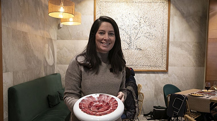 Mar Córdoba sostiene un plato de jamón de bellota cien por cien ibérico Altra Expresión de Covap