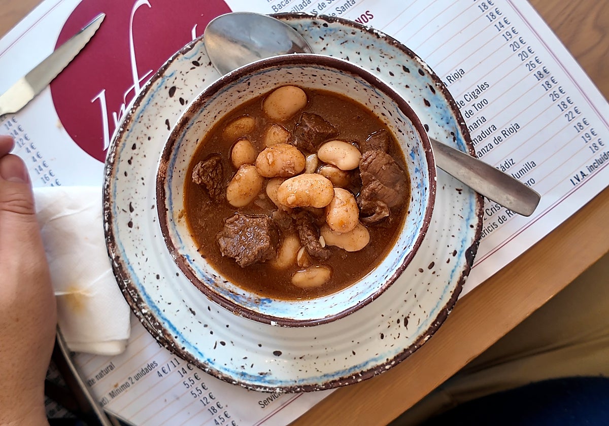 Guiso de alubias con carne de venado, la propuesta fuera de carta de bar Infanta, en Los Bermejales (Sevilla)