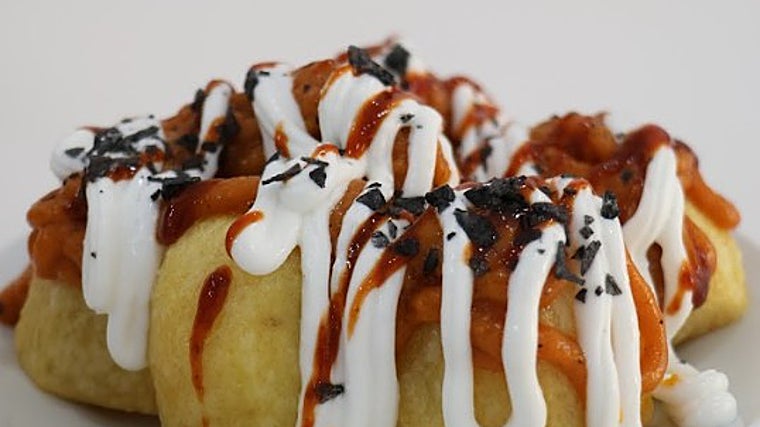 Tapa de patatas bravas em novo estabelecimento na rua San Fernando