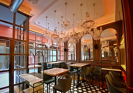 Interior de Chicarreros, uno de los restaurantes que proponemos para tomar una copa tras el almuerzo y alargar la sobremesa en Sevilla