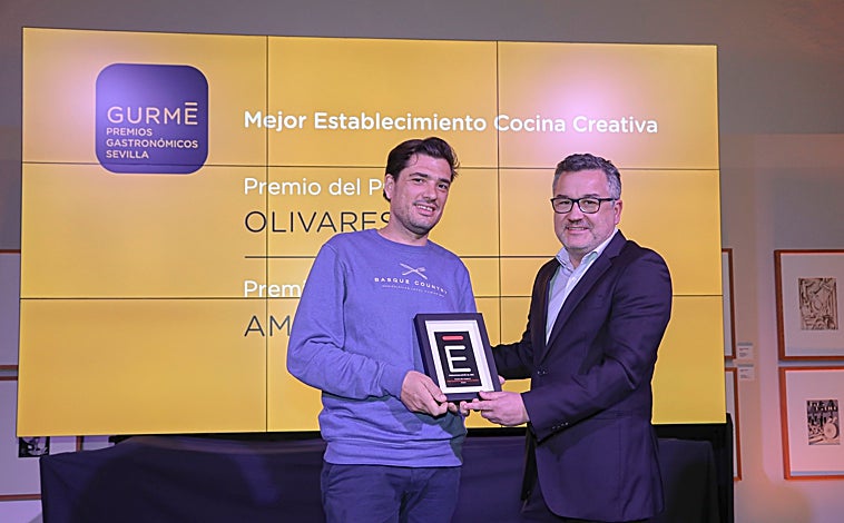 Imagem principal - Javier Fabo recebe o prêmio GURMÉ Sevilla de melhor estabelecimento criativo 2023, ravióli de pato com gema escorrendo e crumble de maçã mauritana com sorvete de especiarias, pratos do restaurante Amara