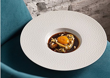 Imagem Secundária 1 - Javier Fabo recebe o Prêmio GURMÉ Sevilla de Melhor Estabelecimento Criativo 2023, Ravioli de Pato com Gema Escorrendo e Crumble de Maçã da Mauritânia com Sorvete Temperado, Pratos do Restaurante Amara
