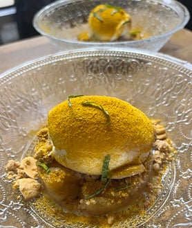 Segunda imagem 2 - Javier Fabo recebe o prêmio GURMÉ Sevilla de melhor estabelecimento criativo 2023, ravióli de pato com gema escorrendo e crumble de maçã mauritana com sorvete de especiarias, pratos do restaurante Amara