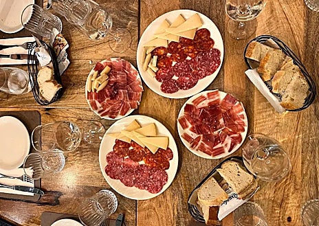 Imagem secundária 1 - Pringá gyoza com caldo refogado, presunto, salsichas e croquetes.