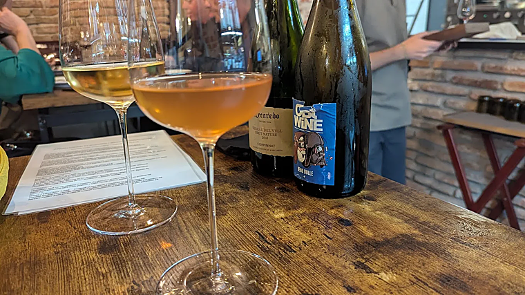 Vinhos em wine bar vertical