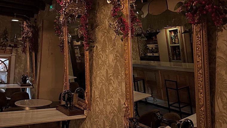 Mesas no Grand Bar Noa Noa