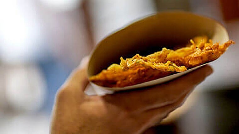 Cartucho de tortillitas de camarones, una de las tapas estrella de Er pichi de Cái