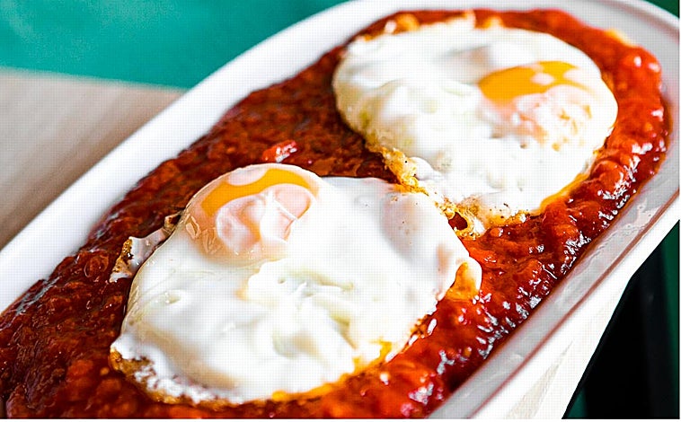Imagen principal - Huevos fritos con patatas y tomate, guiso de menudo y comedor de Casa Batato, en Umbrete