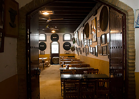 Imagen secundaria 1 - Solomillo al whisky con patatas, sala con suelo de albero y potaje de garbanzos de Taberna El Mellizo, en Villanueva del Ariscal