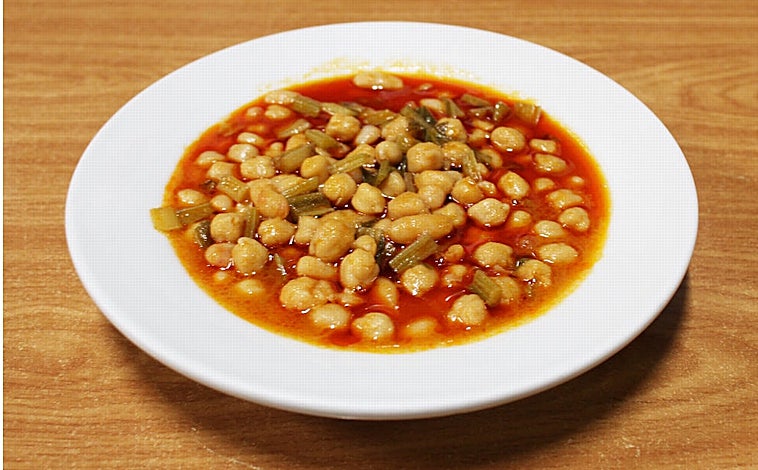 Imagen principal - Potaje de garbanzos, salón interior con los barriles y plato de jamón ibérico de la bodega Pepe Girón, en Bormujos