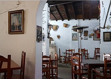 Imagen secundaria 1 - Carne a la brasa, salón interior y espinacas con garbanzos de Taberna Justicia, en Umbrete