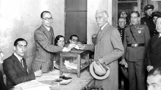 El presidente de la Generalitat, Francesc Macià, depositando su voto en la elecciones del 12 de abril de 1931