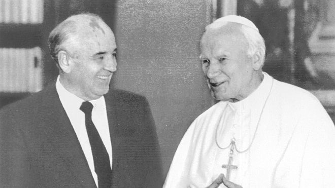 Gorbachov, junto al Papa Juan Pablo II