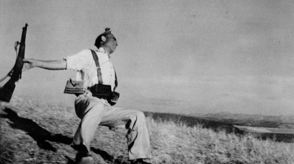 'Muerte de un miliciano': las olvidadas sospechas que Robert Capa tuvo que lidiar ya en la Guerra Civil