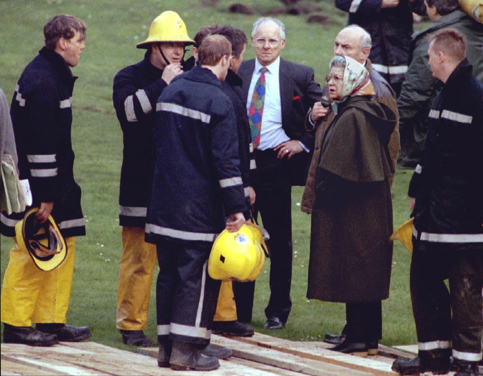 Isabel declaró 1992 'Annus horribilis' para la monarquía inglesa. A nivel material, el 20 de noviembre el Castillo de Windsor comenzó a arder. Se quemaron un sinfín de recuerdos y obras de arte de Rembrant y Rubens. En lo familiar, el duque y la duquesa de York se separaron, la princesa Ana y Mark Phillips se divorciaron y creció el distanciamiento entre el príncipe y la princesa de Gales