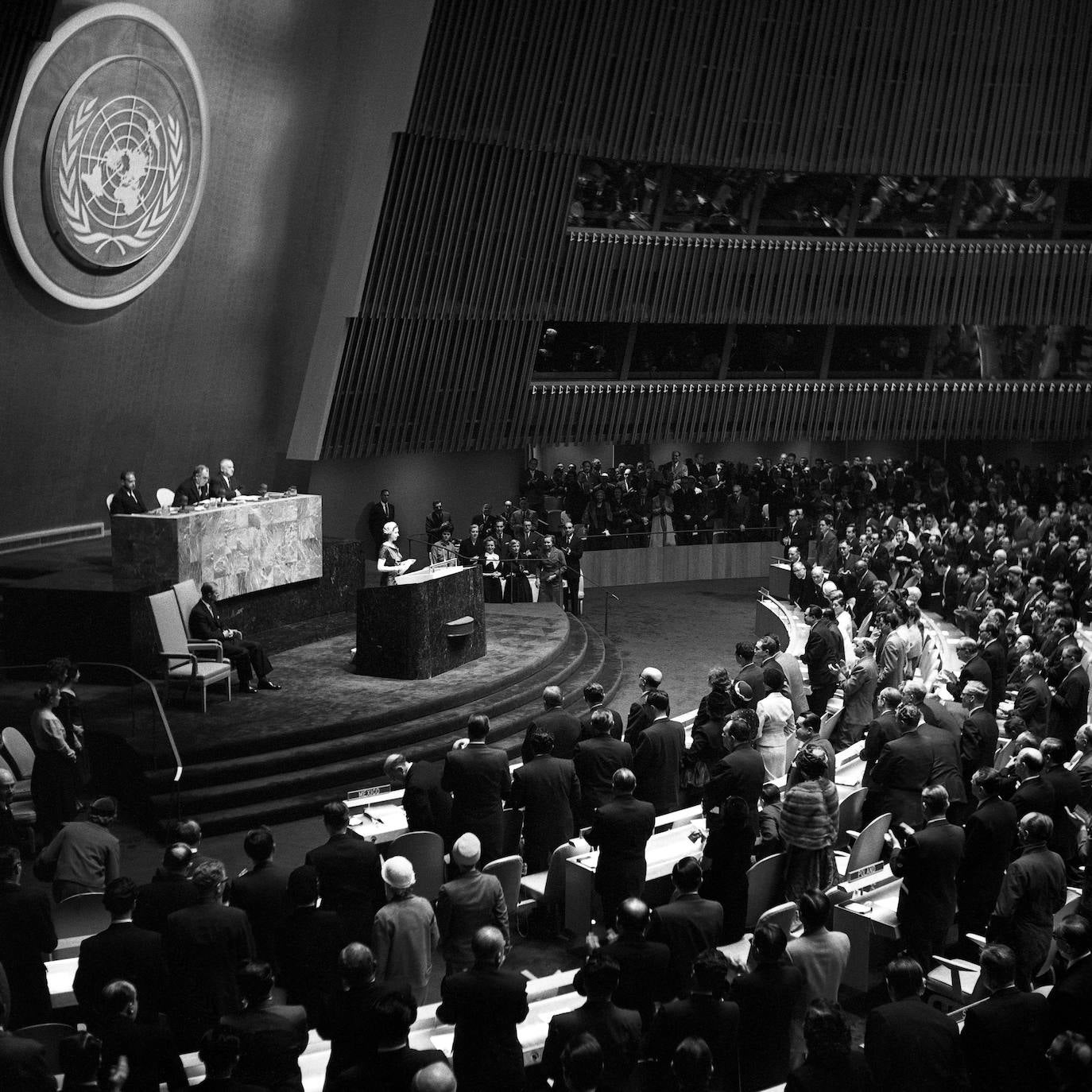 En 1957, con 31 años, la Reina acudió a la Asamblea General de las Naciones Unidas y lanzó un mensaje de paz. Departió sobre las dificultades que atravesaba la sociedad tras la Segunda Guerra Mundial. Su reconocimiento, ya destacado, se hizo entonces internacional