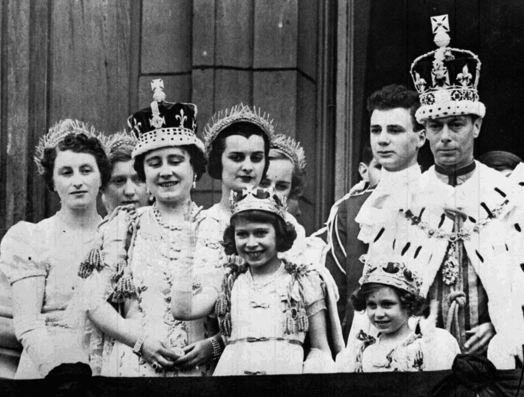 La tranquila vida familiar de la chiquilla cambió en 1936, cuando murió su abuelo, Jorge V. El hijo de este, Eduardo VIII, subió al trono, pero renunció poco después para casarse con Wallis Simpson. Fue entonces cuando el padre de Isabel, Jorge VI, tomó el poder. La princesa se convirtió en la primera en la línea de sucesión al trono y en una figura de interés público