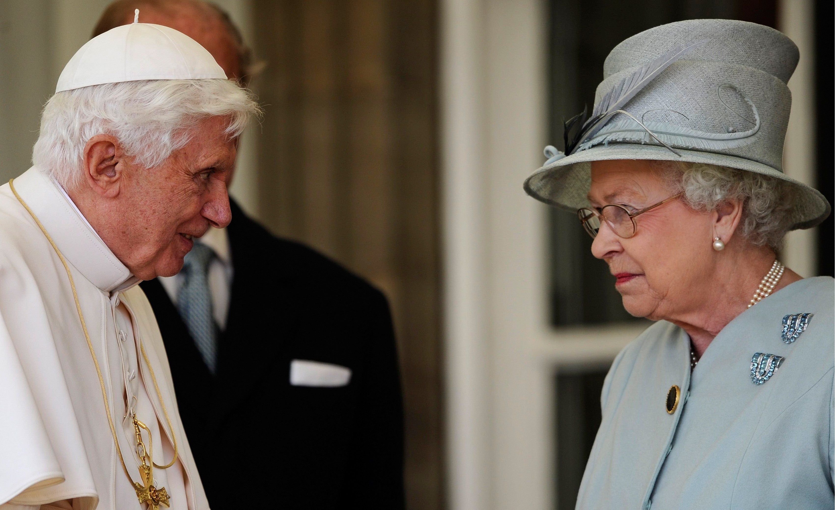 Como cabeza de la iglesia anglicana, Isabel II también se encargó de gestionar las relaciones con el Vaticano. La primera visita oficial a Roma de la entonces princesa fue en 1951. En 1961, volvió al Vaticano, ya como reina de Inglaterra y fue recibida por el Papa Juan XXIII. El Papa Francisco fue el cuarto Pontífice al que conoció después de haberse reunido con Juan XXIII, Juan Pablo II y Benedicto XVI.