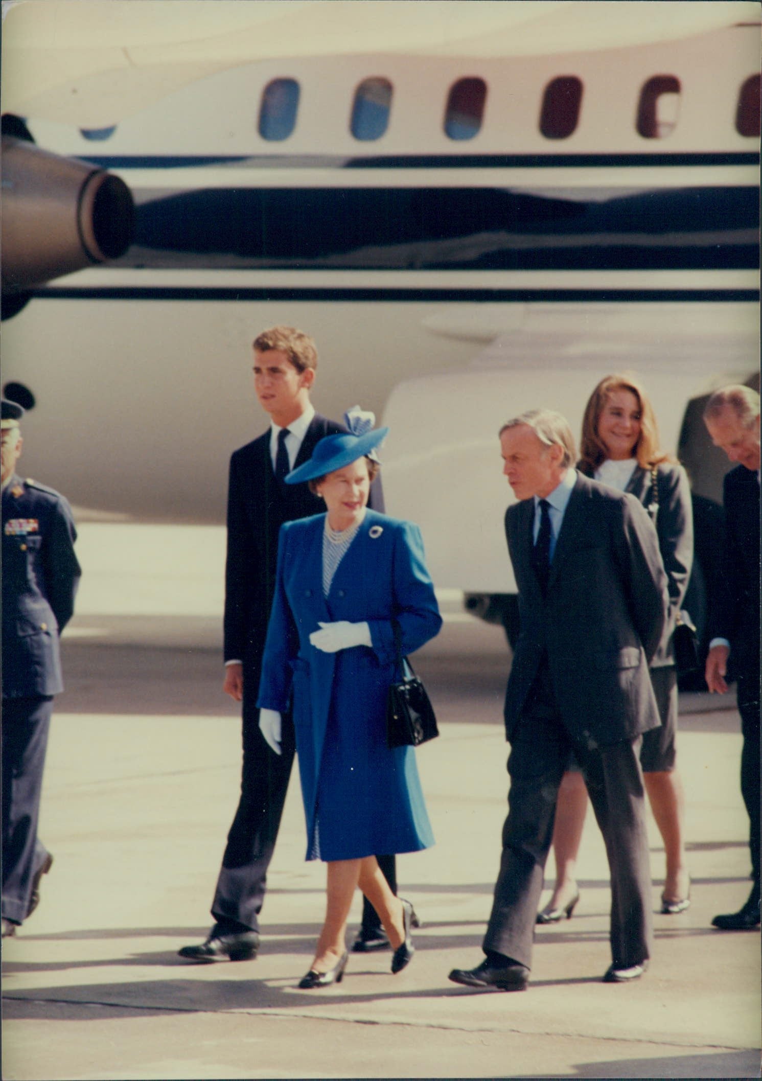 El entonces Príncipe de Asturias, hoy Felipe VI, fue el encargado de esperar a la pareja real en el aeropuerto de Barajas para acompañarlos al palacio de El Pardo, donde, junto a los soberanos de España, recibieron honores de ordenanza antes de almorzar en la Zarzuela.