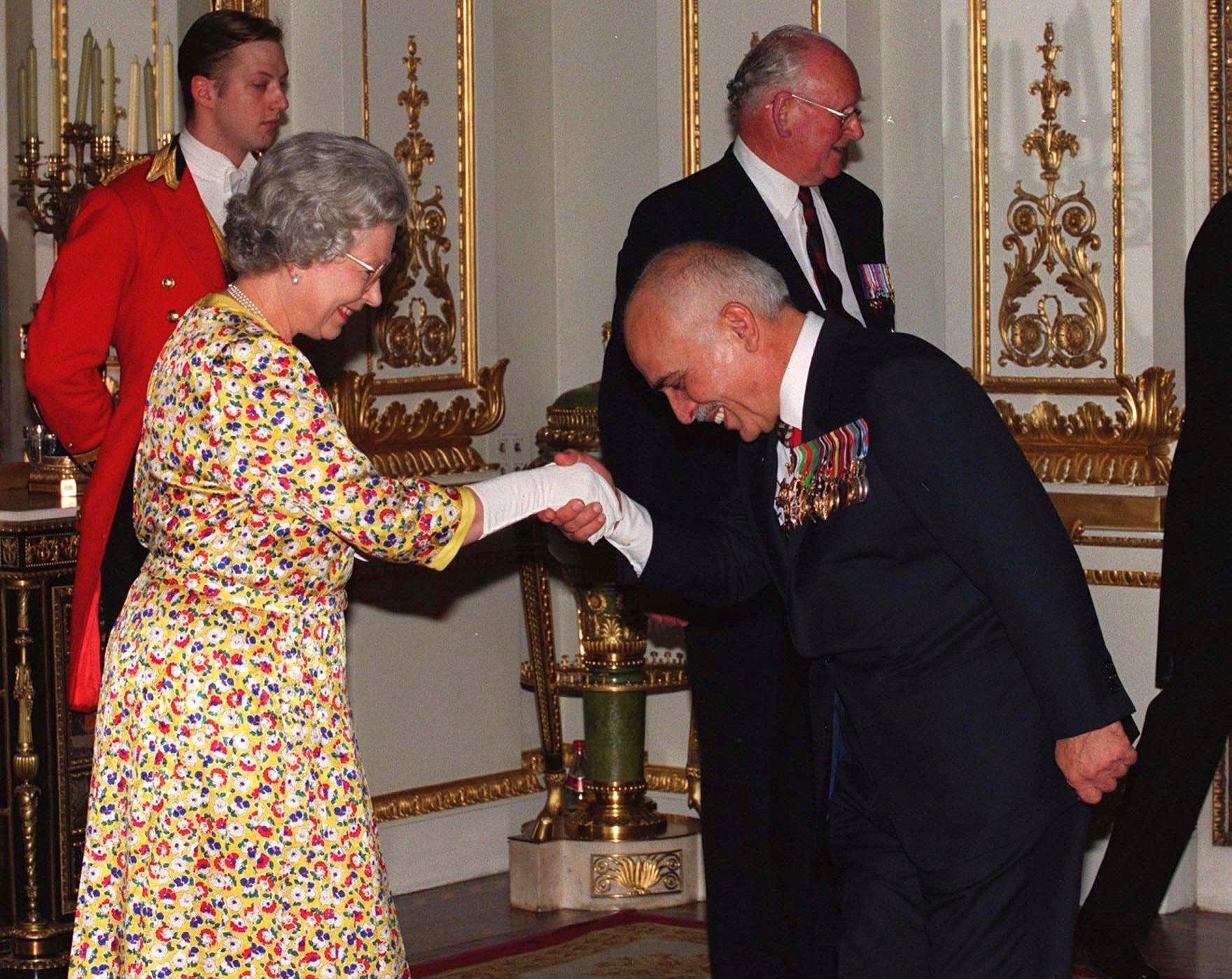 La Reina saluda al Huséin I de Jordania en un acto en Buckingham Palace en 1995. El Monarca jordano accedió al trono en fechas muy parecidas a las de Isabel, de modo que su reinado vivió los mismos tiempos agitados.