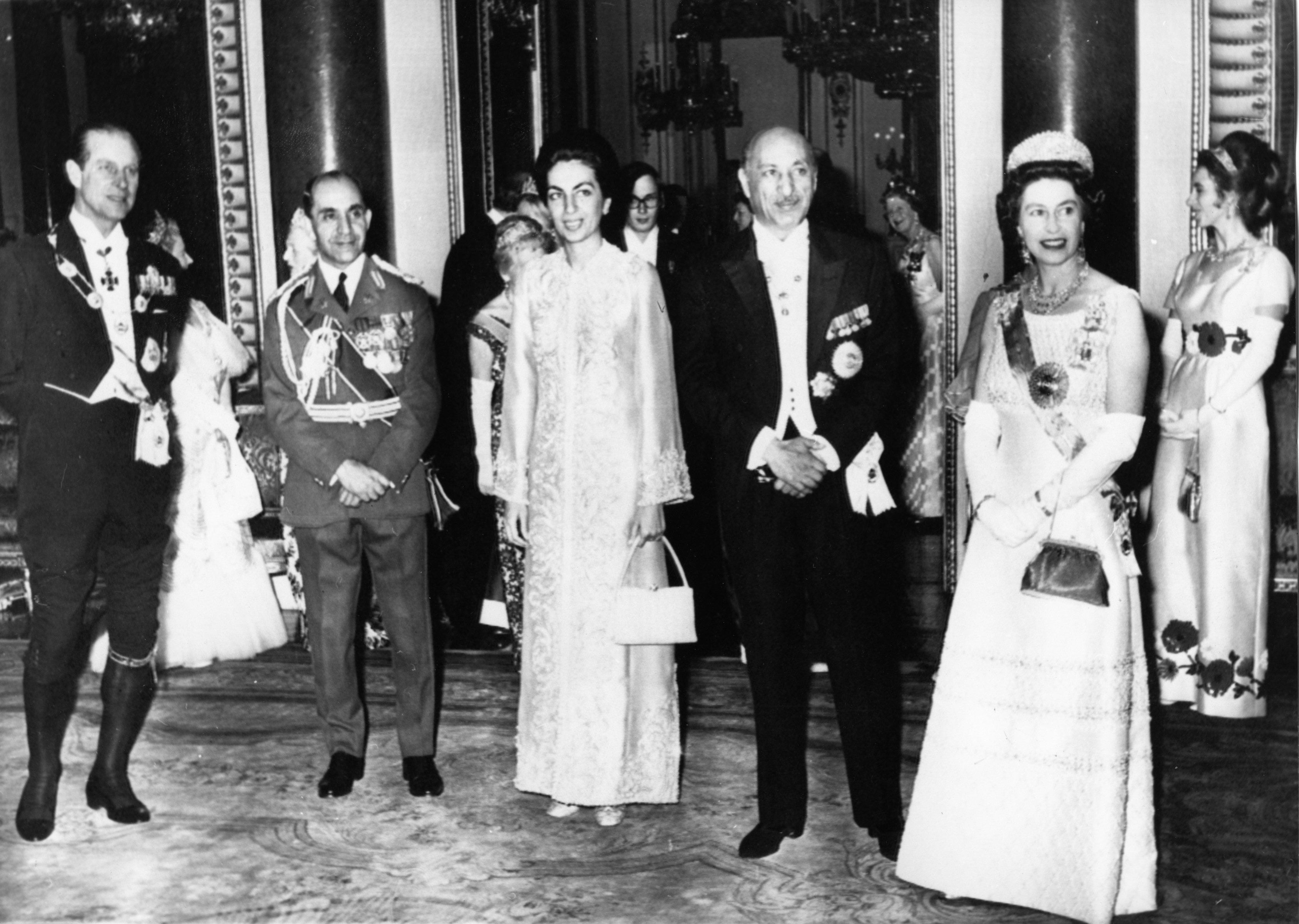 Isabel tuvo que aprender muy pronto que una parte crucial de sus responsabilidades era su labor como símbolo de Inglaterra fuera de las Islas británicas. En sus primeros años como soberana, la Reina organizó un banquete en honor de los Reyes de Afganistán. 