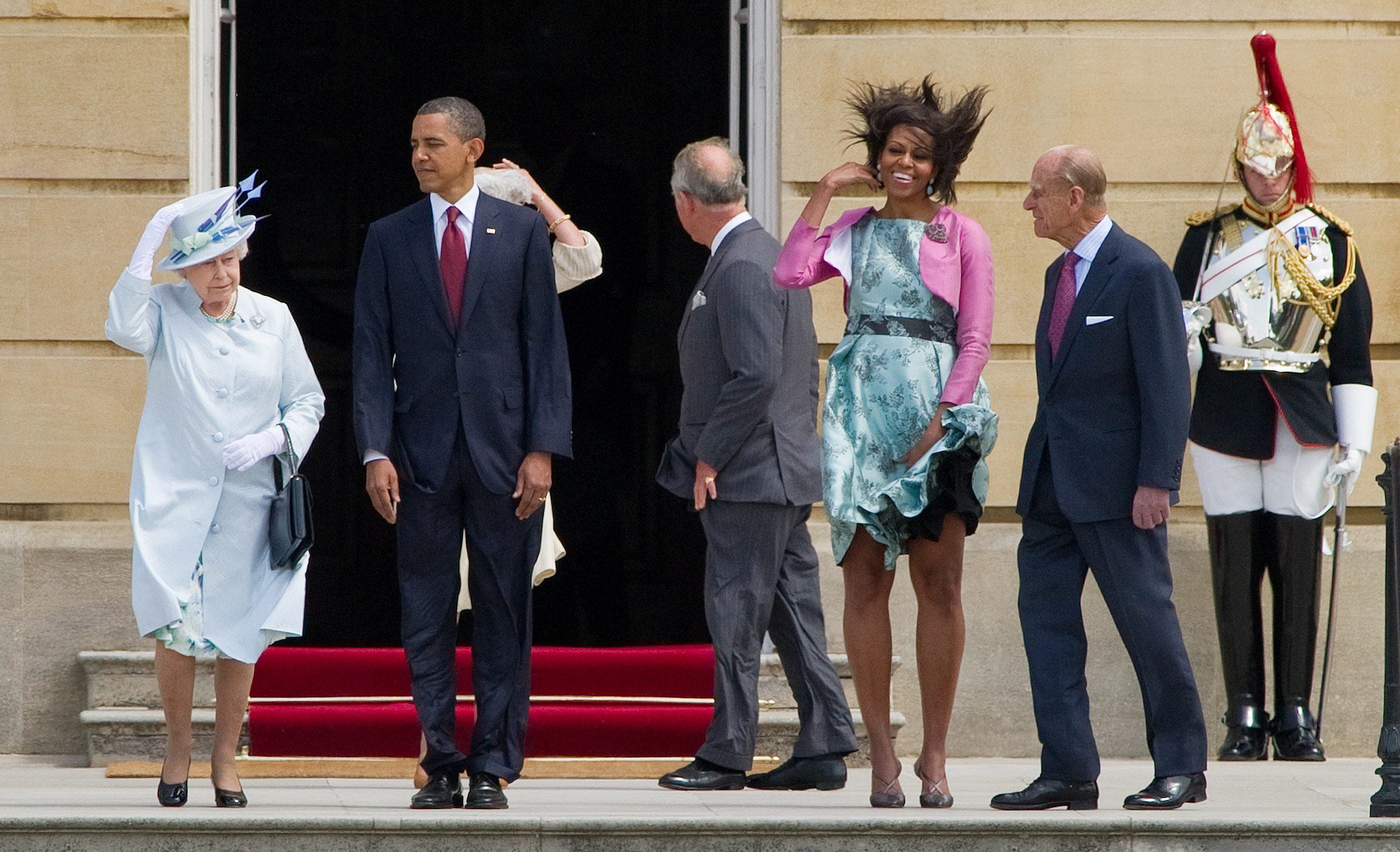 Isabel II y el presidente de los Estados Unidos, Barack Obama, vivieron varios encuentros durante su presidencia en el Palacio de Buckingham. En una de estas visitas Obama y su esposa Michelle la regalaron una colección de fotos y textos relativas a la última visita de su padre, el Rey Jorge VI, al continente americano. Un regalo que emocionó a la Reina.