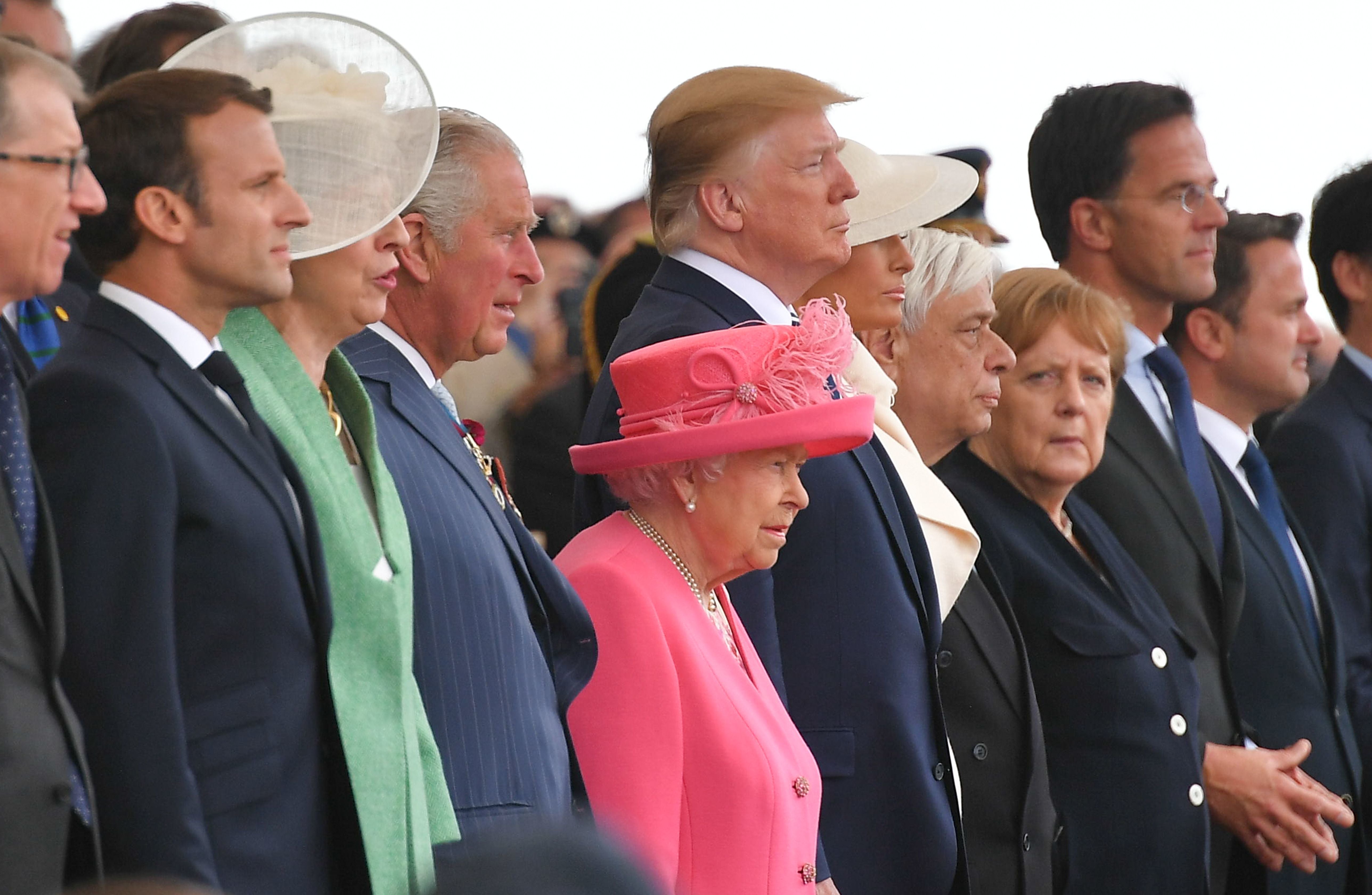 Donald Trump visitó a la reina Isabel II en 2018 causando varios errores de protocolo, entre ellos llegar tarde a su encuentro en el castillo de Windsor, caminar delante de ella o darle un apretón de mano en lugar de inclinarse.