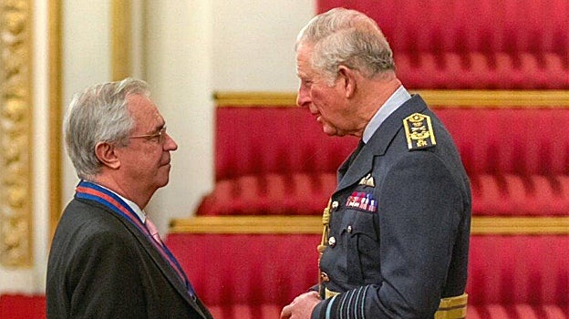 Charles Powell siendo investido miembro de la Orden de San Miguel y San Jorge por el entonces Príncipe de Gales.