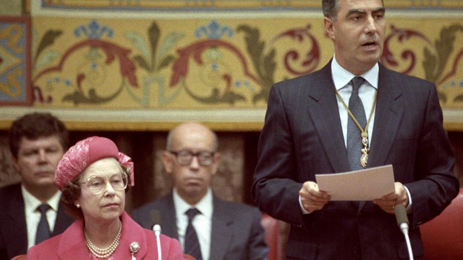 El presidente del Congreso, Felix Pons, ofrece un discurso durante la visita de la Reina Isabel de Inglaterra a la Cámara Baja