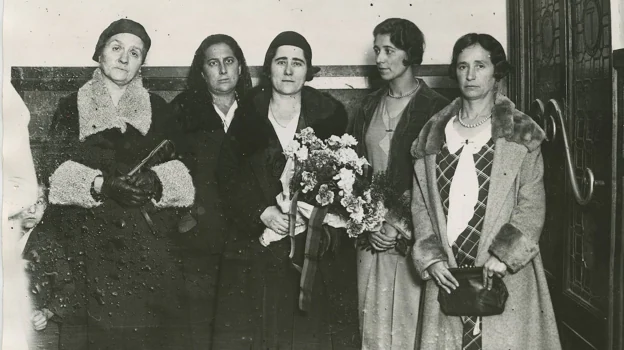 Varias mujeres del círculo republicano entregan un ramo de flores a Clara Campoamor, en un mitin sobre el voto de la mujer en 1932