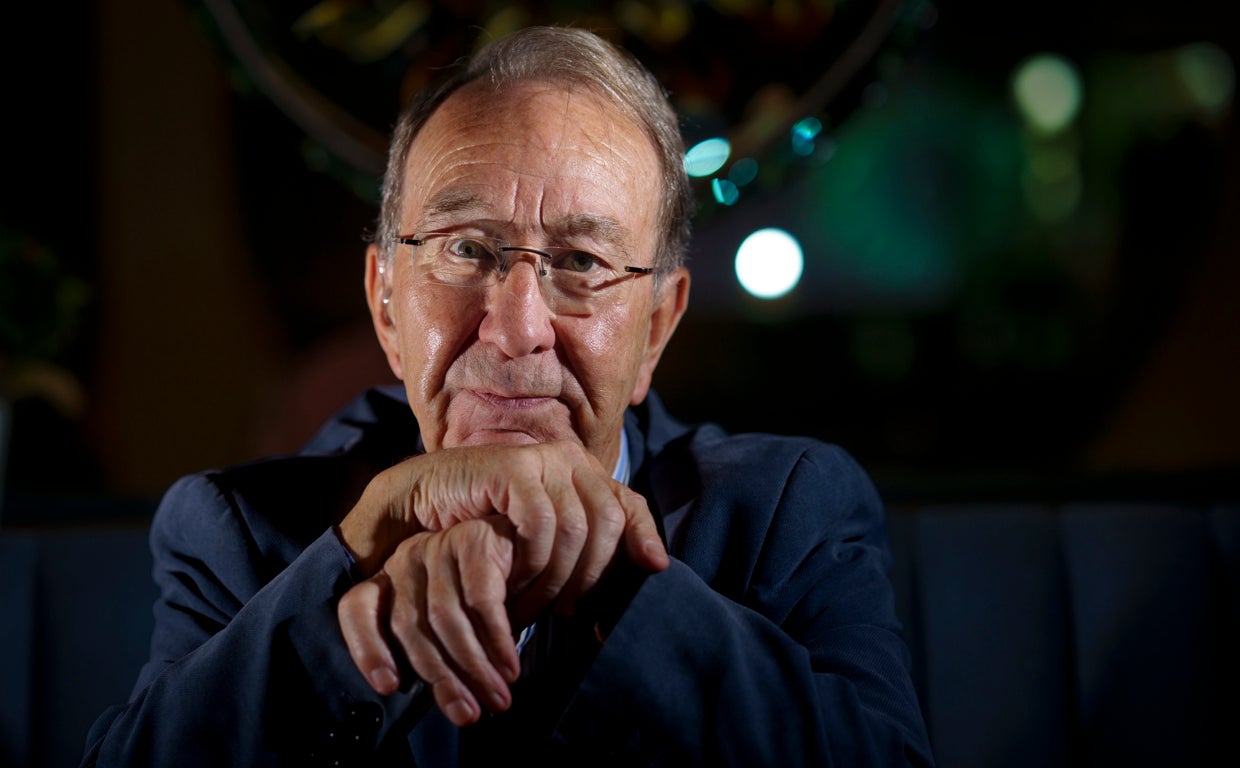 Ian Kershaw: «Hemos idealizado a Isabel II, en 70 años no ha dicho una sola frase de relevancia política»