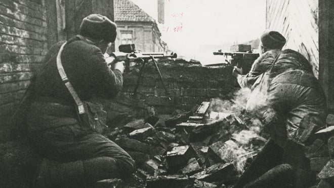 Stalingrado. Septiembre de 1942. Los edificios más sólidos fueron aprovechados para organizar núcleos de resistencia. Se defendía casa por casa
