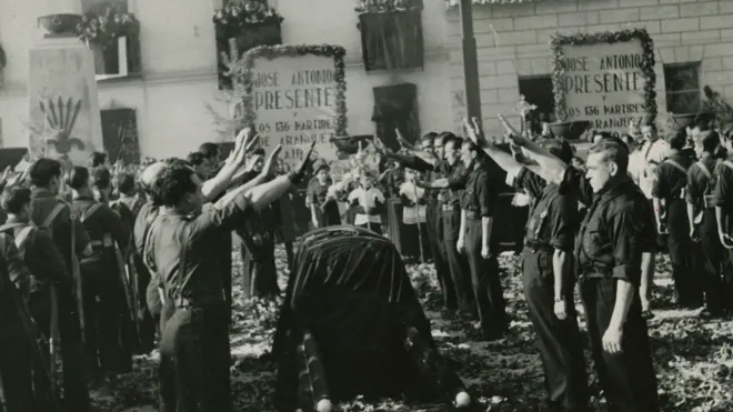 Transfer of the remains of José Antonio Primo de Rivera to the El Escorial Monastery.  In the image, the coffin that contains his remains, makes a stop in the Plaza de Aranjuez while a prayer is said.