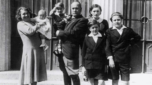 Mussolini, junto a su mujer,y dos de sus hijos, en una imagen de archivo
