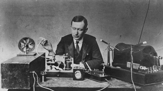 Marconi, el padre de la telegrafía sin hilos, con uno de los primeros transmisores inalámbricos