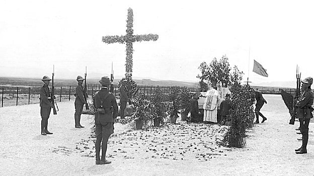 Misa celebrada junto a la lápida colocada en Monte Arruit, tras el desastre de Annual, en 1922