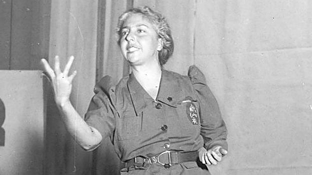 María Teresa León, recitando un poema durante un mitin republicano