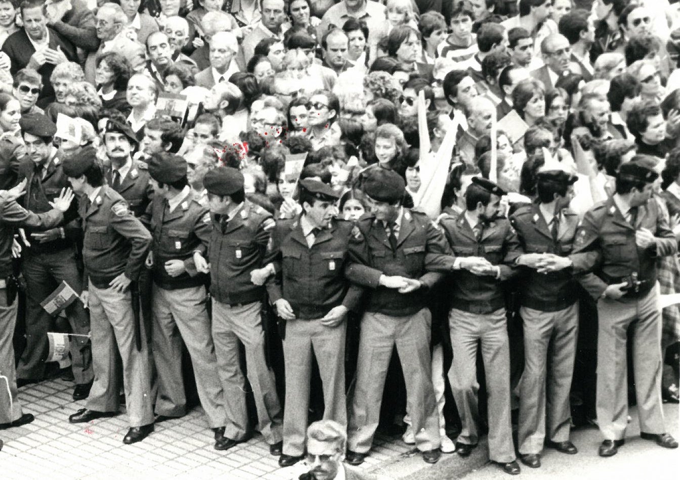 La amenaza terrorista obligó a extremar las precauciones. Si bien exigieron al Papa que llevara puesto el chaleco antibalas debajo de la sotana banca, no quiso llevarlo durante las celebraciones eucarísticas.