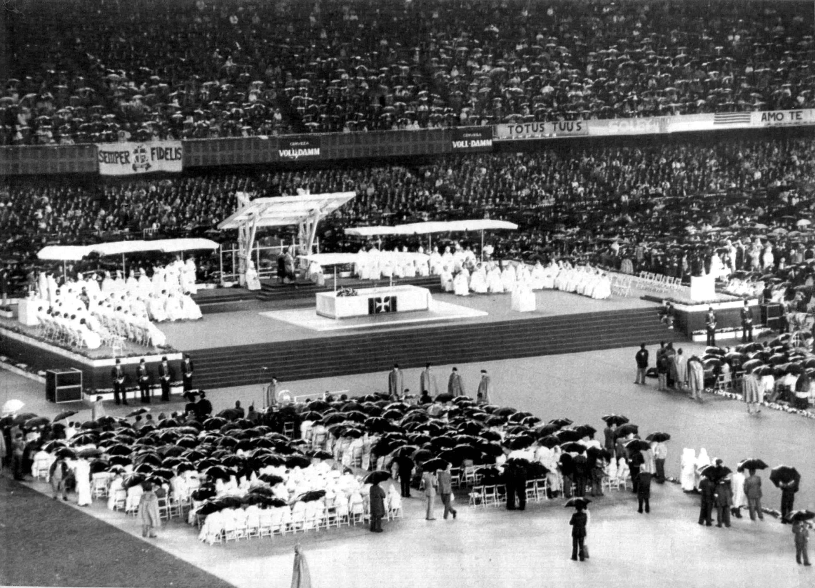 «La pau sia amb vosaltres» gritó en catalán el Papa a las 120.000 personas que le esperaban en el Camp Nou de Barcelona, donde el 7 de noviembre celebró una misa bajo una lluvia incesante.