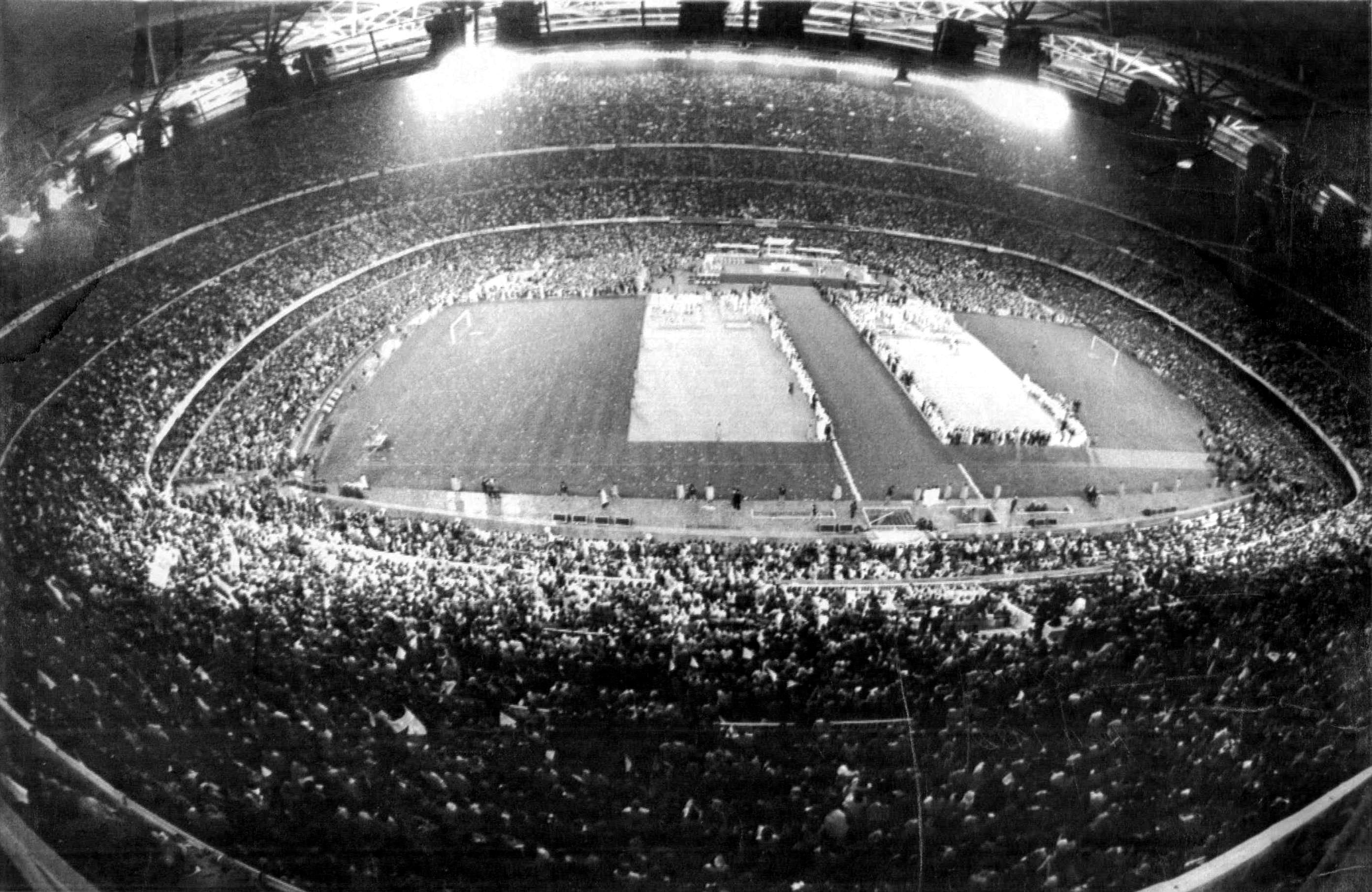 Vista del altar que se montó en el Camp Nou durante la celebración de la misa presidida por el Papa Juan Pablo II.