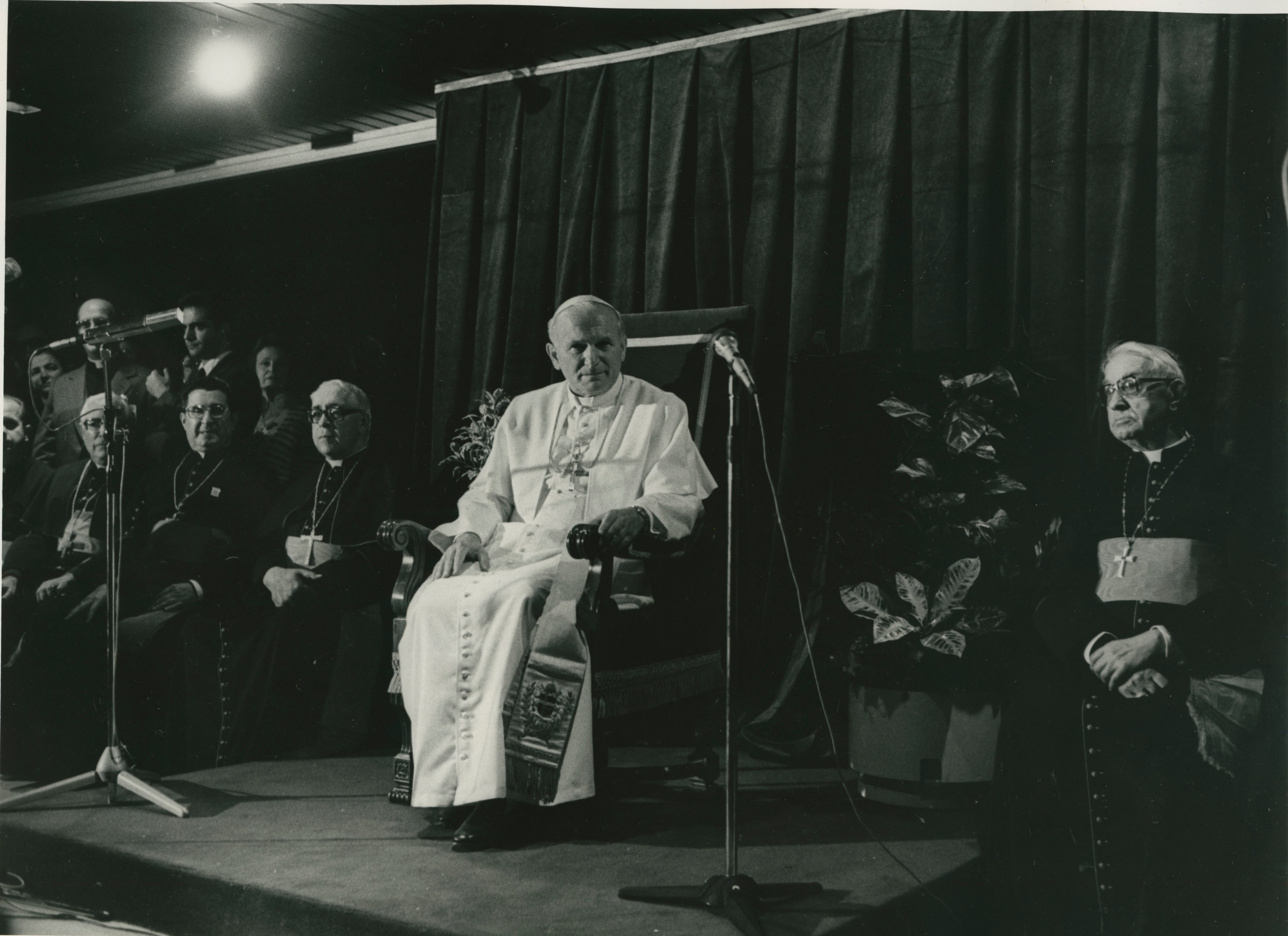 El Papa acudió a la sede de la Conferencia Episcopal Española, recién construida, para bendecir las instalaciones ante la presencia de Vicente Enrique Tarancón y Gabino Díaz Merchán, entre otros.