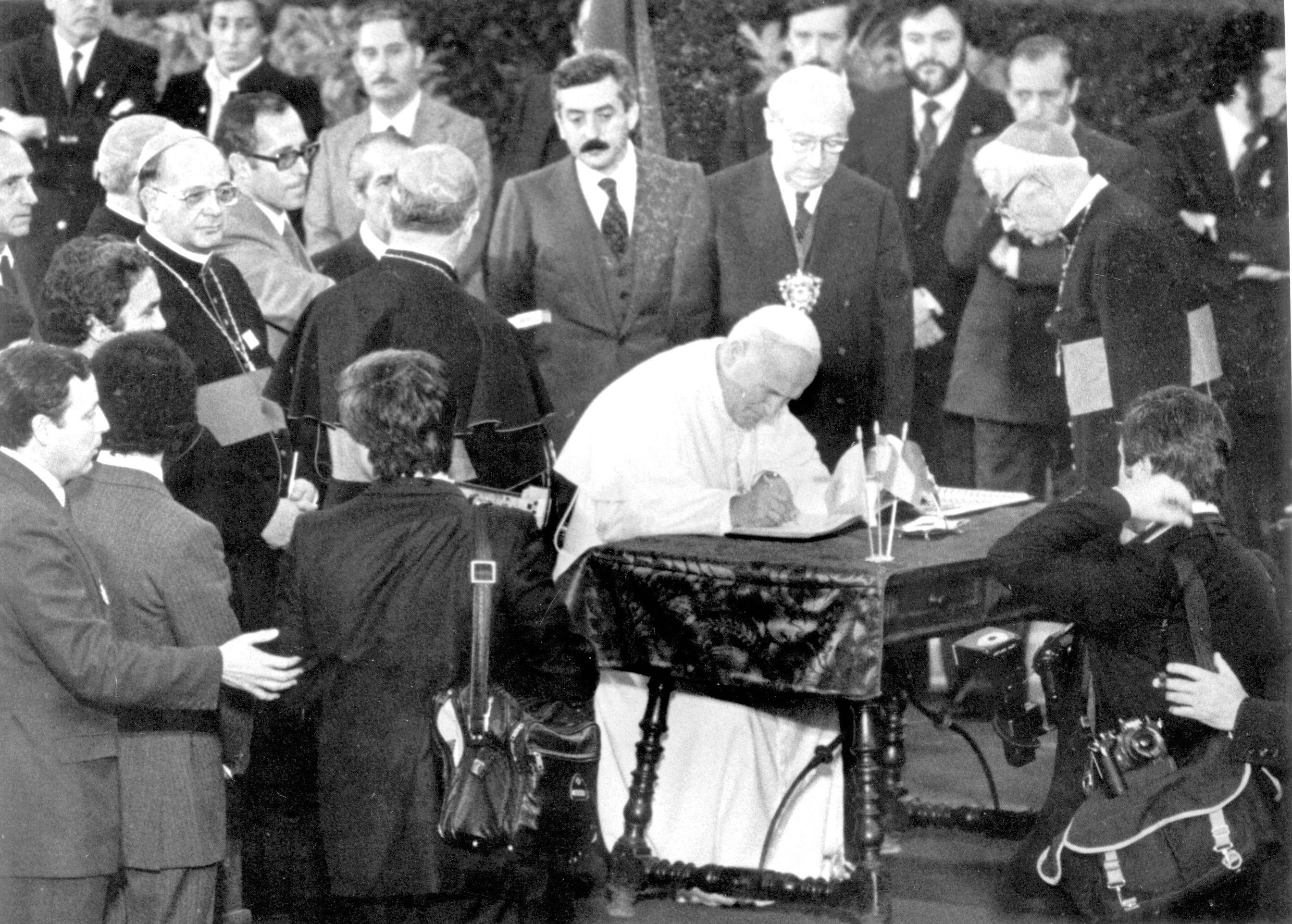 Juan Pablo II fue recibido en Madrid por el alcalde, Enrique Tierno Galván, y el resto de la Corporación municipal.