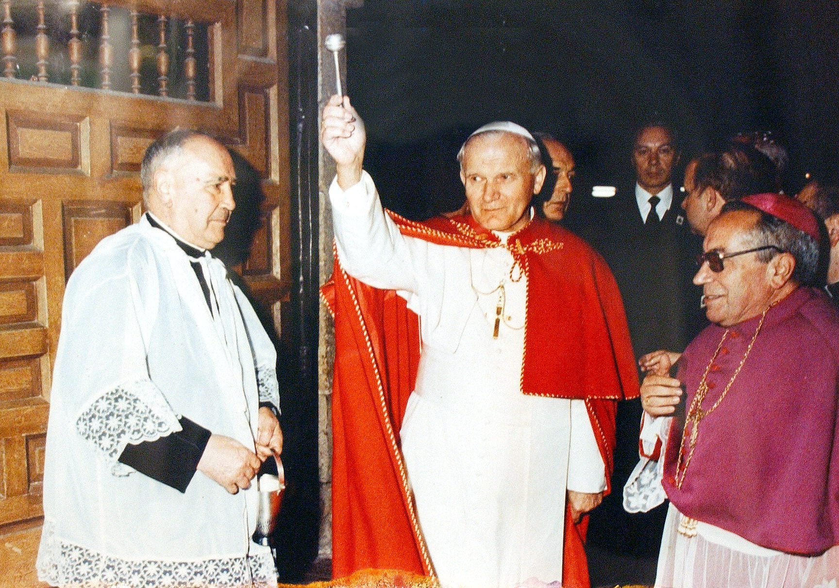 El 4 de noviembre de 1982, el Santo Padre acudió al Santuario de Nuestra Señora de la Fuencisla, en Segovia, para orar ante el sepulcro de San Juan de la Cruz, el místico castellano del que era muy devoto.