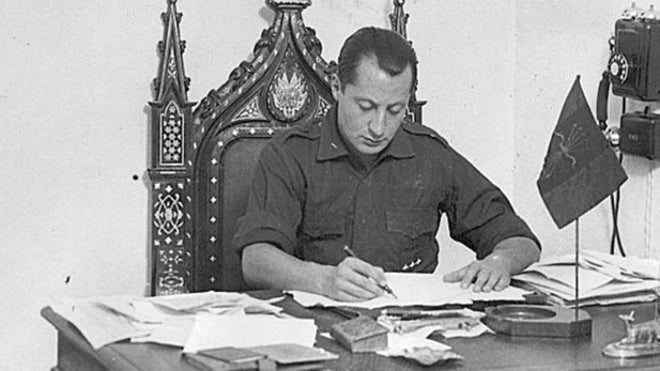 José Antonio Primo de Rivera, en su despacho